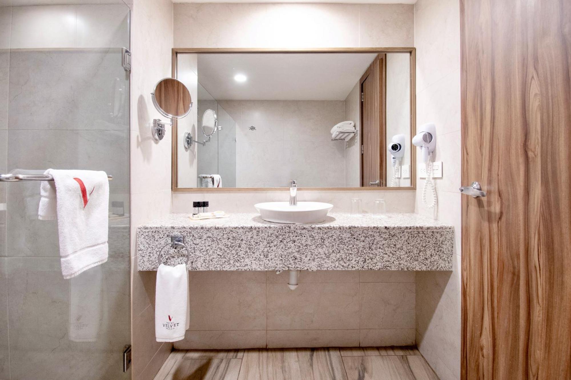 גואדלחארה Hotel Velvet Plaza מראה חיצוני תמונה